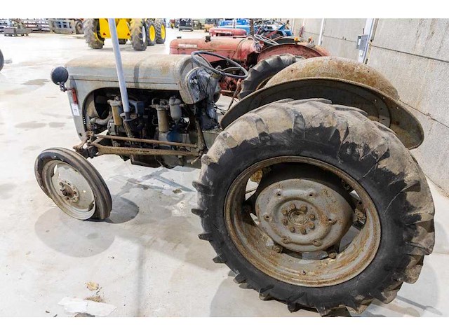 Massey ferguson p3 oldtimer tractor - afbeelding 6 van  8