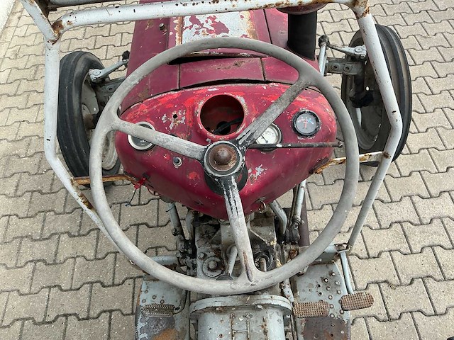Massey furguson oldtimer tractor - afbeelding 7 van  14