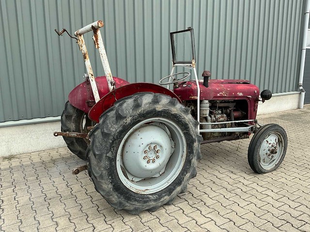 Massey furguson oldtimer tractor - afbeelding 12 van  14