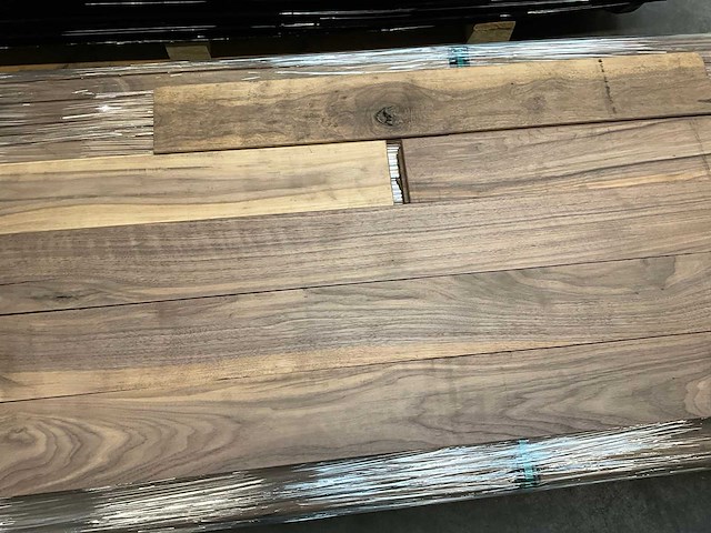 Massief amerikaans noten rustiek houten vloer - afbeelding 1 van  4