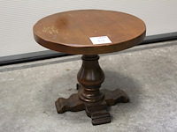 Massief eiken bijzettafeltje. doorsnede blad 49,5 cm. hoogte 42 cm - afbeelding 1 van  2