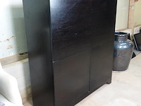 Massief houten kast met verborgen sluitingen - afbeelding 1 van  5