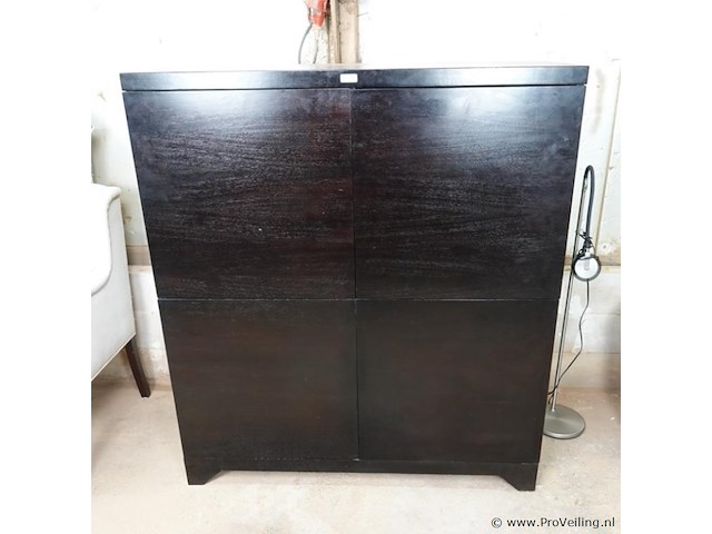 Massief houten kast met verborgen sluitingen - afbeelding 2 van  5