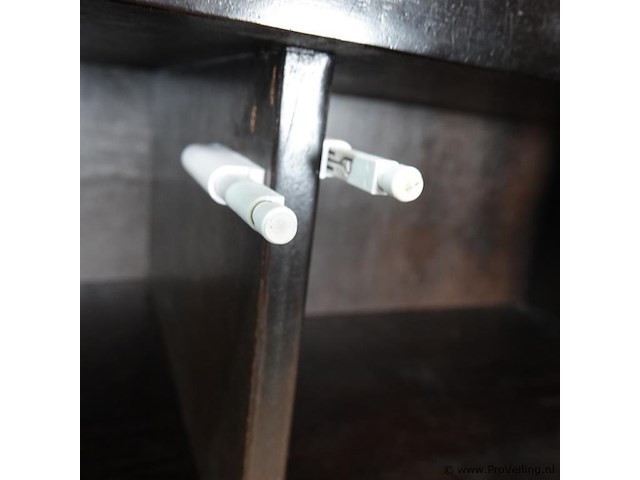 Massief houten kast met verborgen sluitingen - afbeelding 5 van  5