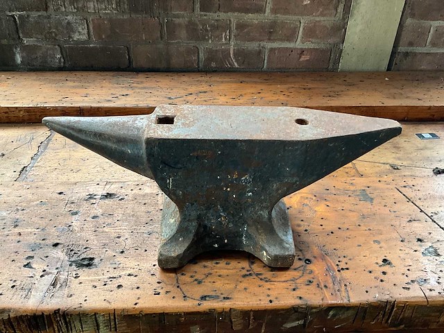 Massief smeedijzeren aambeeld met hoorn en hardy-hol 45x18x10cm circa 30kg - afbeelding 1 van  2