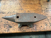 Massief smeedijzeren aambeeld met hoorn en hardy-hol 45x18x10cm circa 30kg - afbeelding 2 van  2