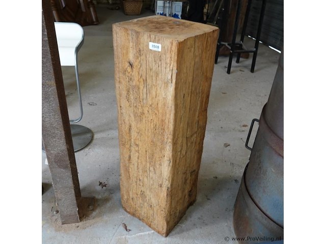 Massief stuk hardhout als piedestal - afbeelding 1 van  5