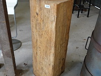 Massief stuk hardhout als piedestal