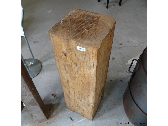 Massief stuk hardhout als piedestal - afbeelding 2 van  5