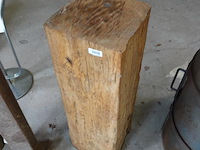 Massief stuk hardhout als piedestal - afbeelding 2 van  5