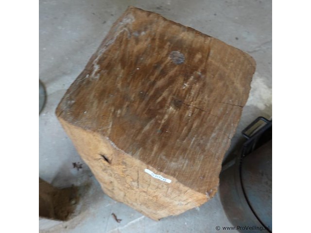 Massief stuk hardhout als piedestal - afbeelding 3 van  5