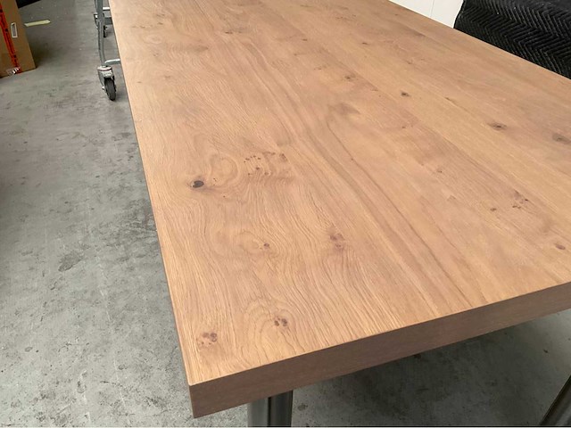 Massieve tafel met verstelbare rvs poten - afbeelding 3 van  5