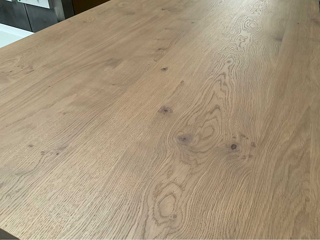 Massieve tafel met verstelbare rvs poten - afbeelding 4 van  5