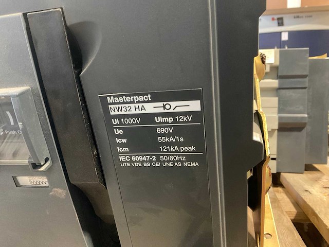 Masterpact nw32 h1 vermogensautomaat - afbeelding 2 van  2