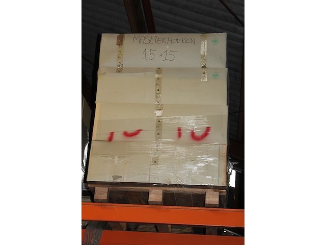 Mastiekhoeken op 7 pallets w.o. 75/75, 10/10 en 15/15. - afbeelding 1 van  2