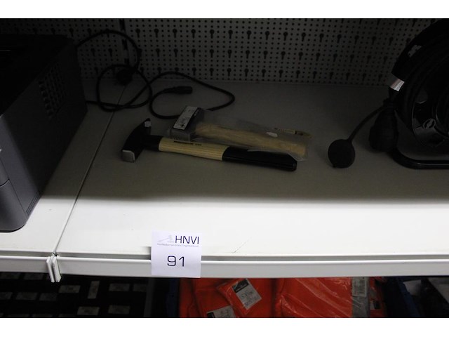 Matador handgereedschap waaronder hamer, bankhamer en kwast - afbeelding 1 van  2