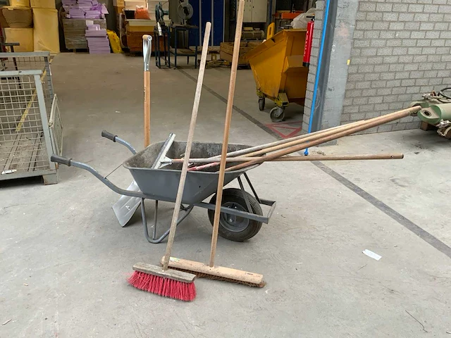 Matador kruiwagen en divers tuingereedschap - afbeelding 1 van  6