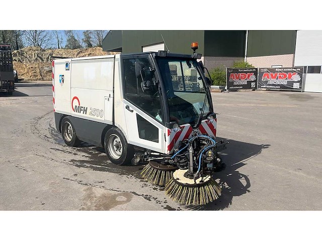 Matec - 2013 - mfh 2500 - zelfrijdende veegmachine - afbeelding 3 van  4