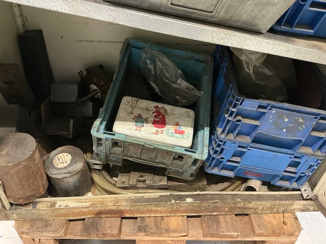 Materiaalkast met inhoud - afbeelding 7 van  7