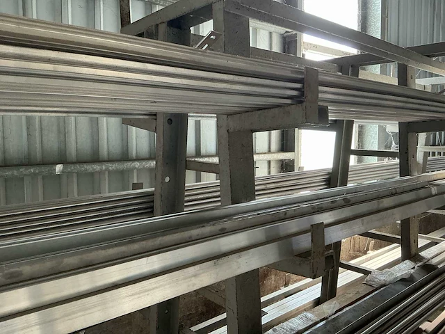 Materiaalstelling met partij rvs, aluminium en stalen profielen – 2800 × 1400 × 2200 mm - afbeelding 3 van  13