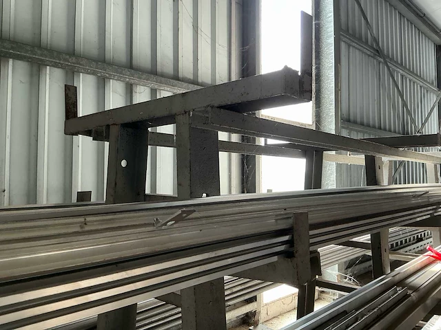 Materiaalstelling met partij rvs, aluminium en stalen profielen – 2800 × 1400 × 2200 mm - afbeelding 4 van  13
