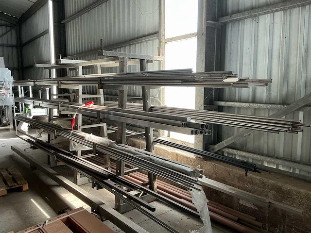 Materiaalstelling met partij rvs, aluminium en stalen profielen – 2800 × 1400 × 2200 mm - afbeelding 5 van  13