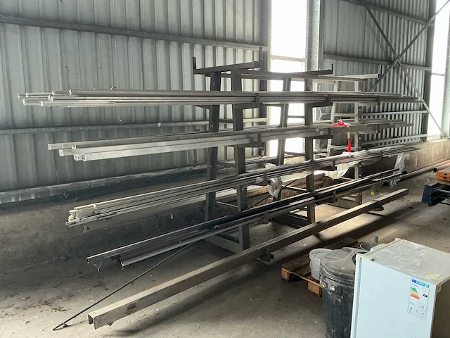 Materiaalstelling met partij rvs, aluminium en stalen profielen – 2800 × 1400 × 2200 mm - afbeelding 1 van  13