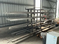 Materiaalstelling met partij rvs, aluminium en stalen profielen – 2800 × 1400 × 2200 mm - afbeelding 1 van  13
