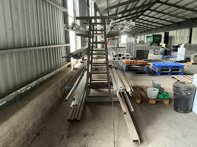 Materiaalstelling met partij rvs, aluminium en stalen profielen – 2800 × 1400 × 2200 mm - afbeelding 6 van  13