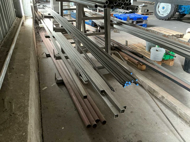 Materiaalstelling met partij rvs, aluminium en stalen profielen – 2800 × 1400 × 2200 mm - afbeelding 7 van  13