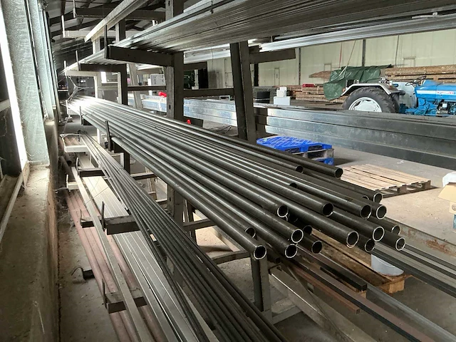 Materiaalstelling met partij rvs, aluminium en stalen profielen – 2800 × 1400 × 2200 mm - afbeelding 8 van  13