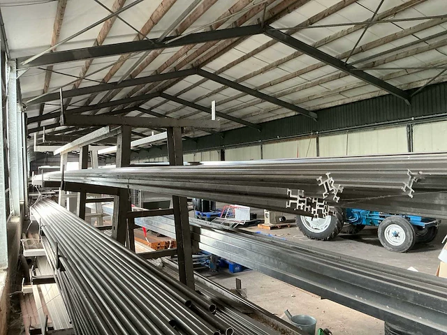 Materiaalstelling met partij rvs, aluminium en stalen profielen – 2800 × 1400 × 2200 mm - afbeelding 9 van  13