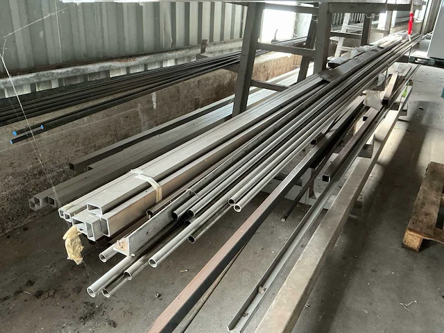 Materiaalstelling met partij rvs, aluminium en stalen profielen – 2800 × 1400 × 2200 mm - afbeelding 10 van  13