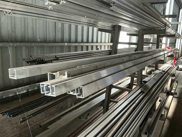 Materiaalstelling met partij rvs, aluminium en stalen profielen – 2800 × 1400 × 2200 mm - afbeelding 11 van  13