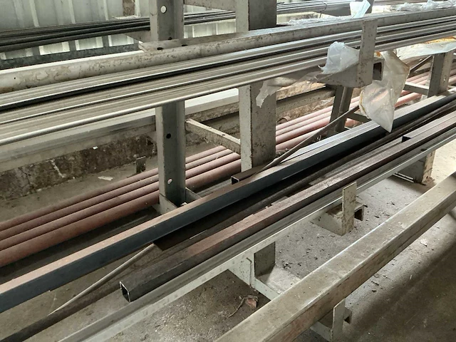 Materiaalstelling met partij rvs, aluminium en stalen profielen – 2800 × 1400 × 2200 mm - afbeelding 13 van  13