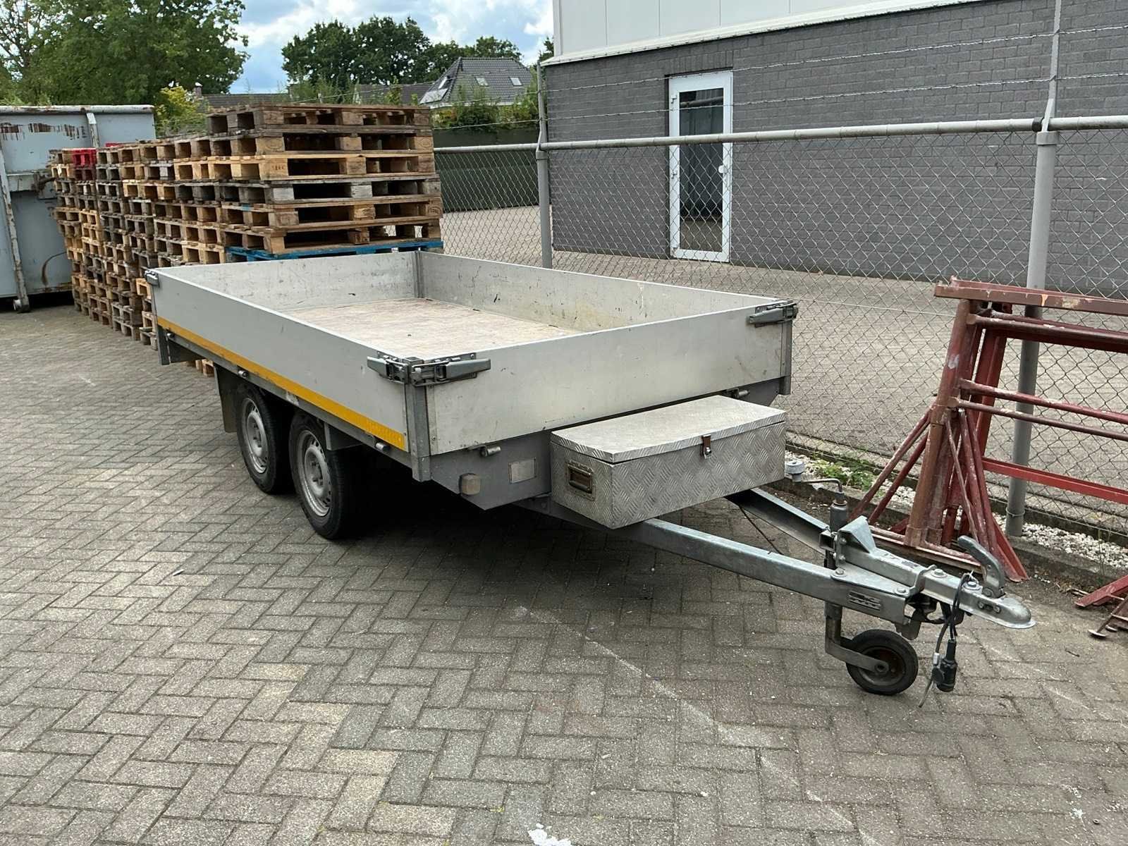 Materialen, gereedschappen en kantoor afkomstig uit faillissement oranjebouw bv