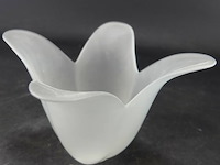 Matglazen bloem als schaal - afbeelding 1 van  5