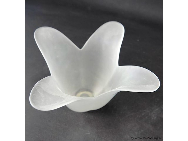 Matglazen bloem als schaal - afbeelding 3 van  5