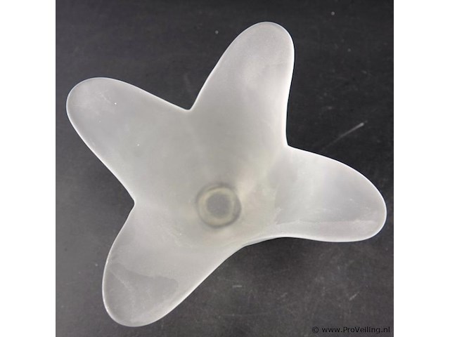 Matglazen bloem als schaal - afbeelding 4 van  5