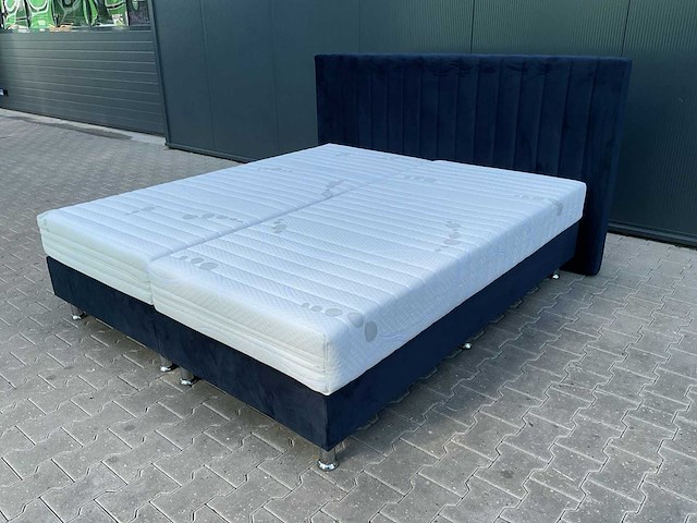 Matt sleep velvet blauw 200x180 - bed - afbeelding 1 van  17