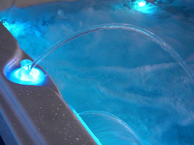 Mawialux 5-persoons buitenspa met balboa en wifi (bomvol opties en 140 massage jets) - grijze binnenkuip - afbeelding 16 van  98