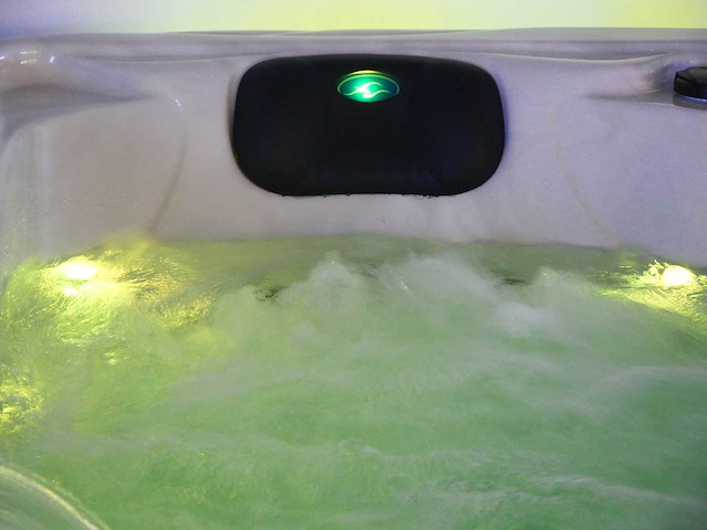 Mawialux 5-persoons buitenspa met balboa en wifi (bomvol opties en 140 massage jets) - grijze binnenkuip - afbeelding 25 van  98