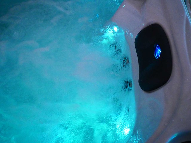 Mawialux 5-persoons buitenspa met balboa en wifi (bomvol opties en 140 massage jets) - grijze binnenkuip - afbeelding 34 van  98