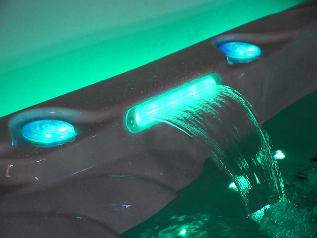 Mawialux 5-persoons buitenspa met balboa en wifi (bomvol opties en 140 massage jets) - grijze binnenkuip - afbeelding 21 van  105