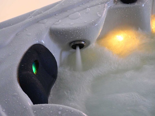 Mawialux 5-persoons buitenspa met balboa en wifi (bomvol opties en 140 massage jets) - grijze binnenkuip - afbeelding 49 van  160