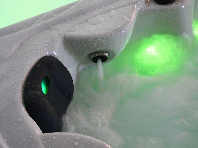 Mawialux 5-persoons buitenspa met balboa en wifi (bomvol opties en 140 massage jets) - grijze binnenkuip - afbeelding 50 van  160