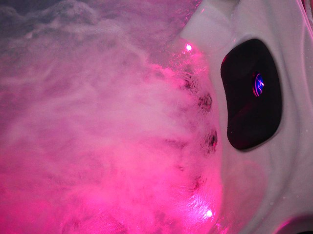 Mawialux 5-persoons buitenspa met balboa en wifi (bomvol opties en 140 massage jets) - grijze binnenkuip - afbeelding 56 van  160