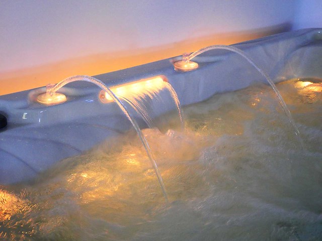 Mawialux 5-persoons buitenspa met balboa en wifi (bomvol opties en 140 massage jets) - keuze uit 3 kuip kleuren - afbeelding 53 van  207