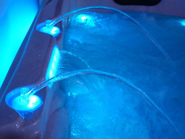 Mawialux 5-persoons buitenspa met balboa en wifi (bomvol opties en 140 massage jets) - keuze uit 3 kuip kleuren - afbeelding 59 van  207