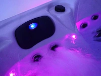 Mawialux 5-persoons buitenspa met balboa en wifi (bomvol opties en 83 massage jets) - grijze kuipkleur - afbeelding 10 van  131